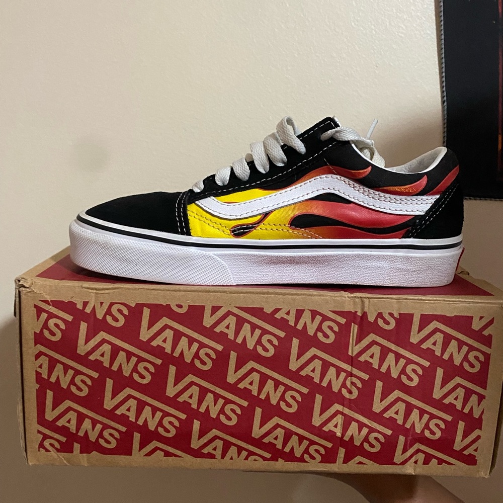 Old Skool flame vans, have only been work a handful of times, size 4 US men